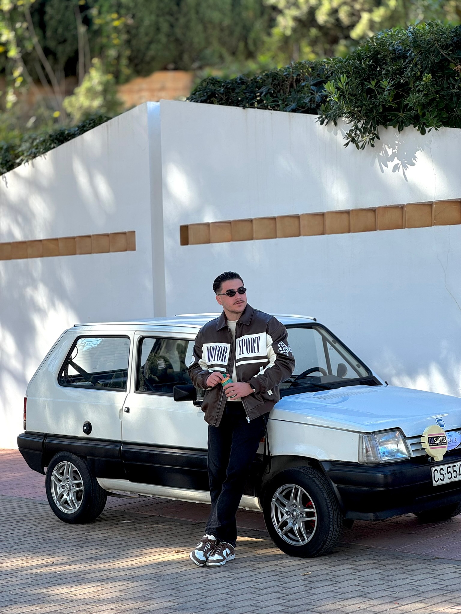 Pablo Torres apoyado en un coche